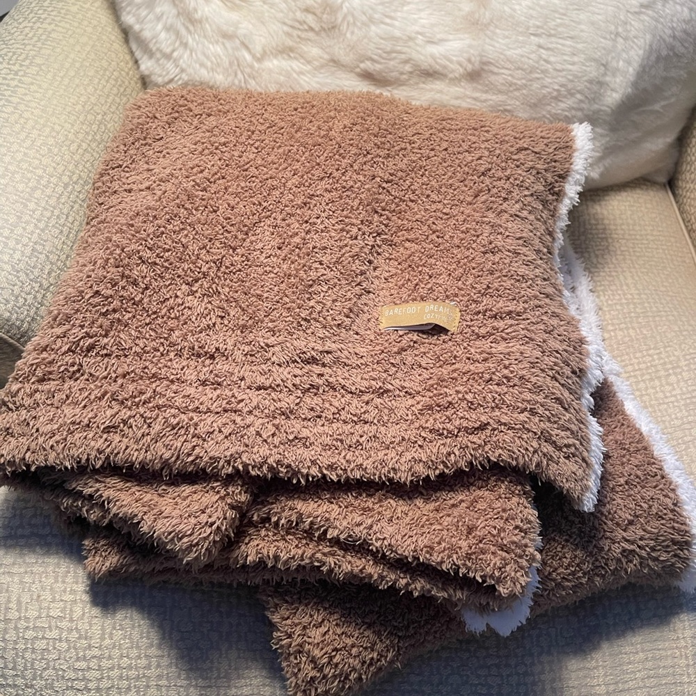 LIKE NEW - Barefoot Dreams Throw